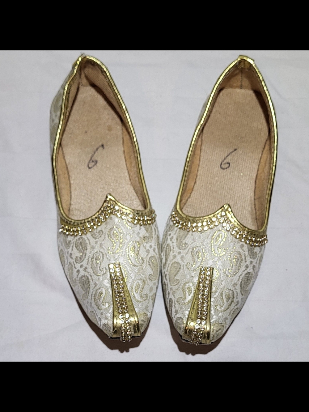 Elegant Gold-Trimmed White Paisley Women's Jutti